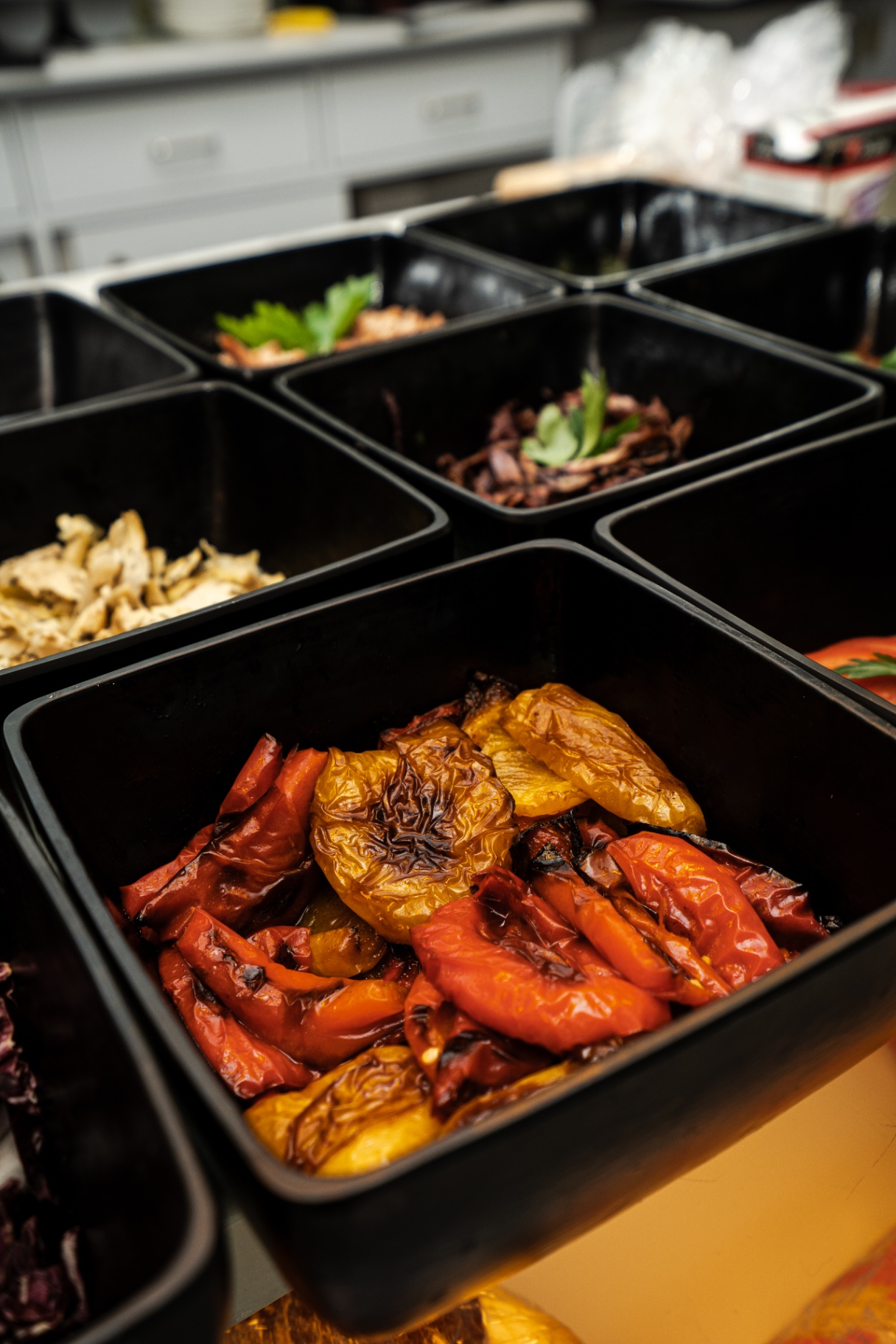 Frisch geröstete Paprika in der Küche von IL Paradiso