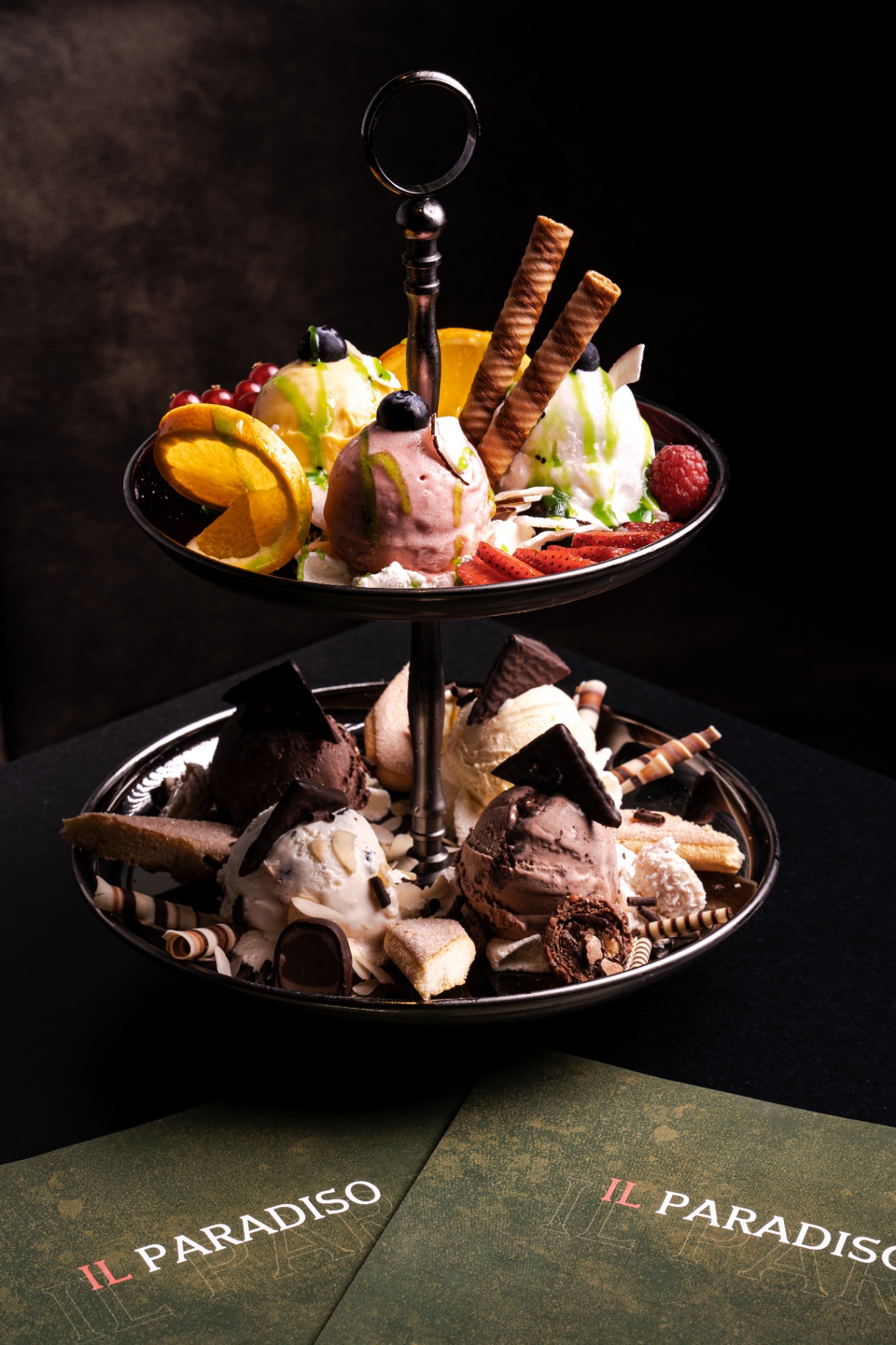 Zweistöckige Eis-Etagere mit Fruchteis, Schokolade und Waffeln