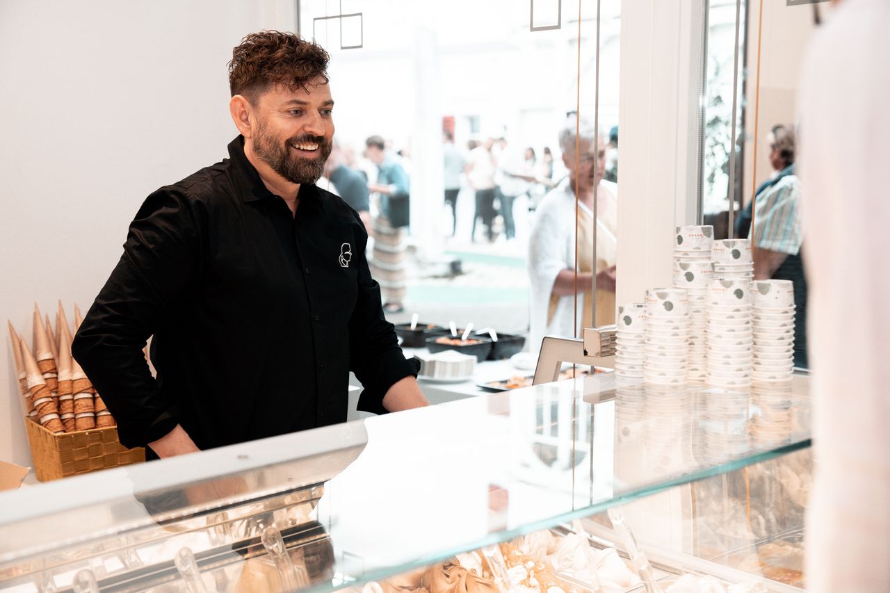 Gastgeber an der Gelato-Theke beim Grand Opening