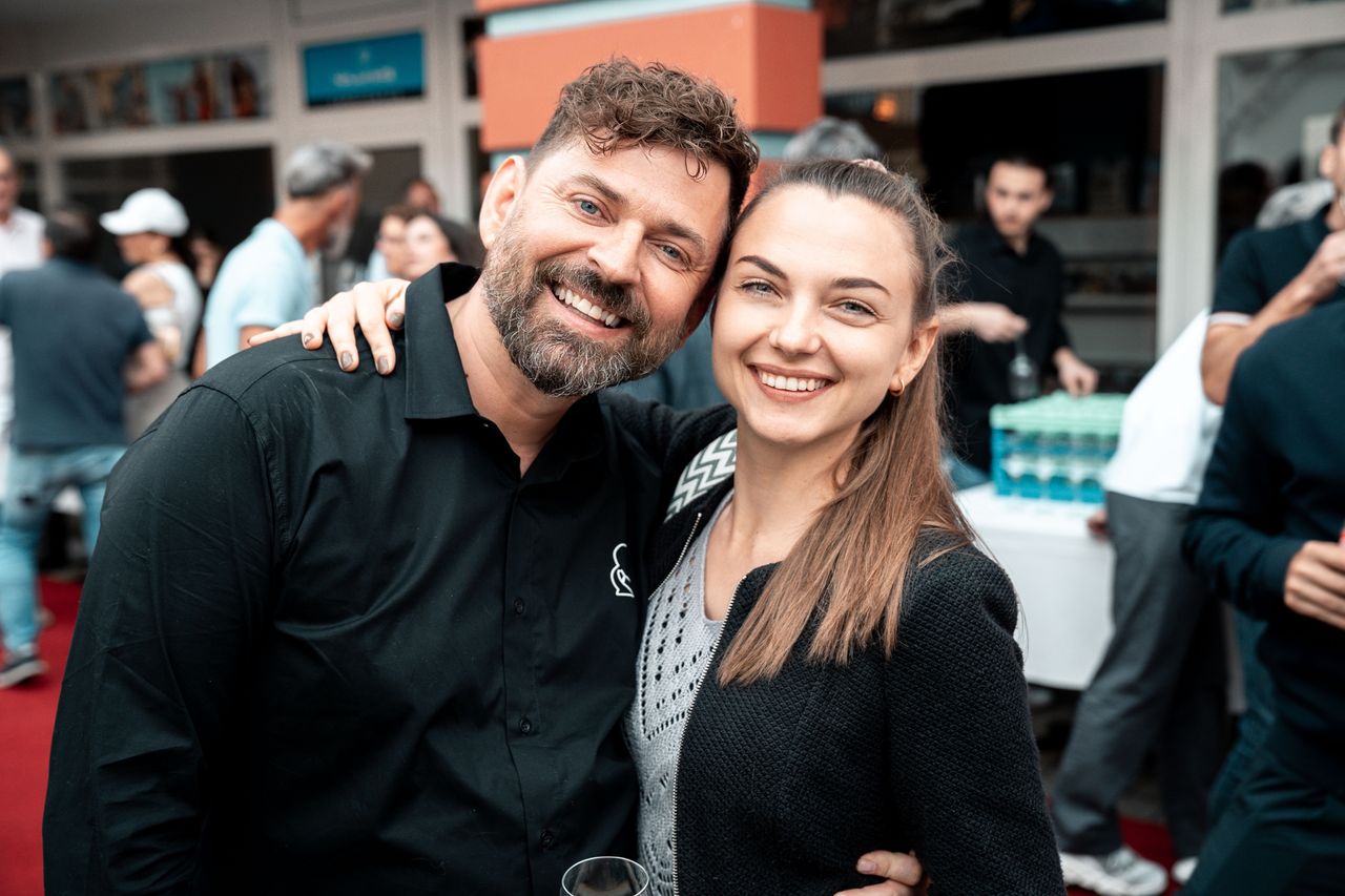 Lächelnde Gäste beim Grand Opening