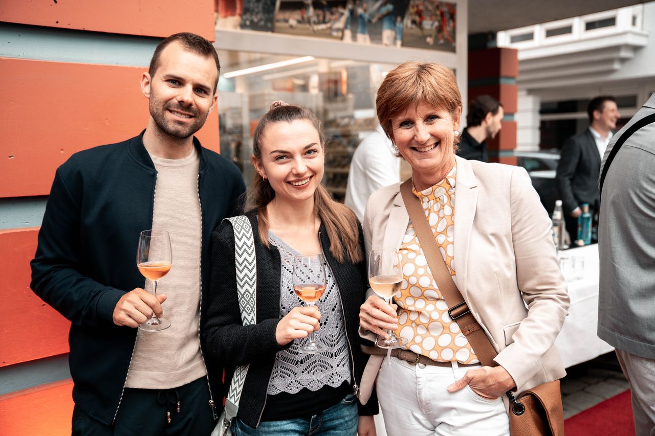 Gäste stossen an beim Grand Opening