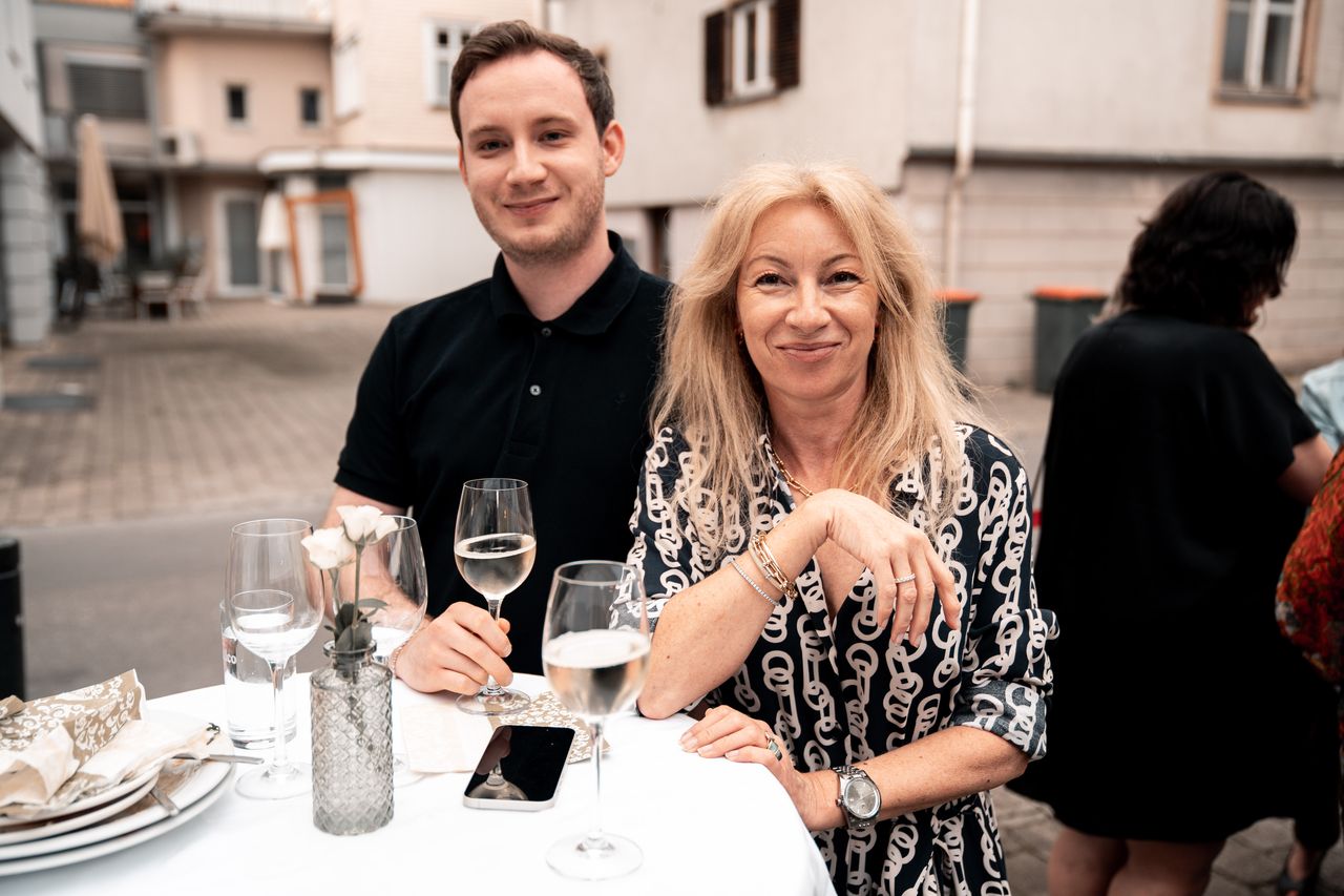 Gäste im Gespräch beim Grand Opening