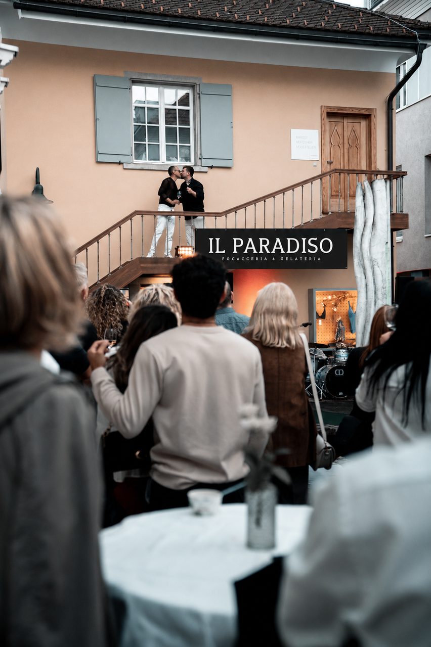 Pärchen küsst sich beim Grand Opening des IL Paradiso in Dornbirn