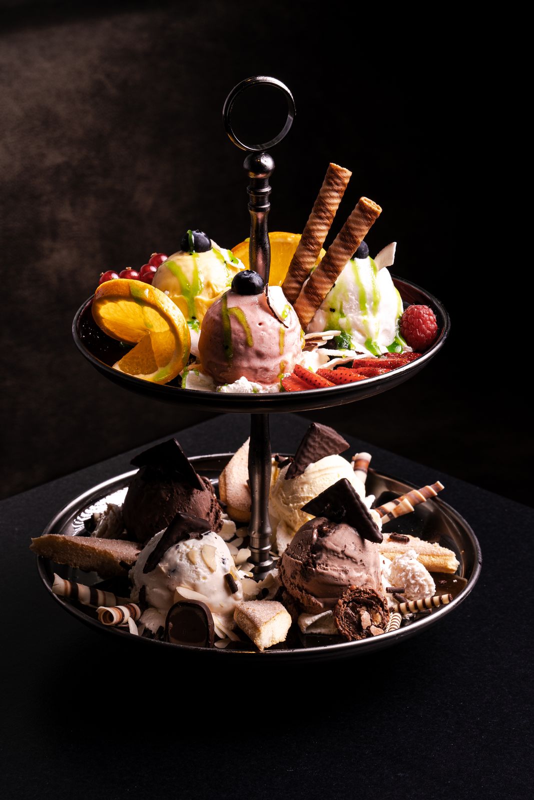 Üppiger Erdbeerbecher mit frischen Erdbeeren, Sahne und Waffel im IL Paradiso